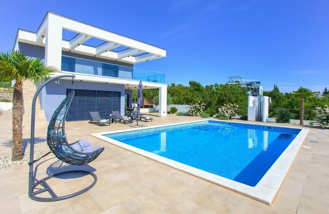 Villa Quadra With Heated Pool