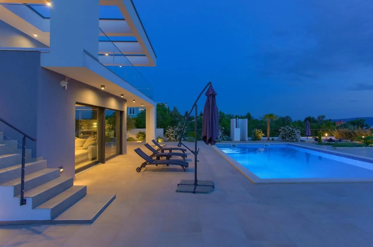 Villa Quadra With Heated Pool Pinezići