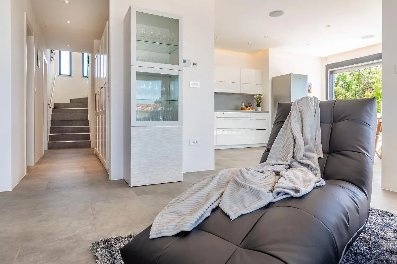 Villa Quadra With Heated Pool Pinezići 0*,