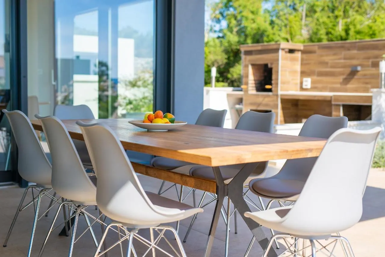 Villa Quadra With Heated Pool