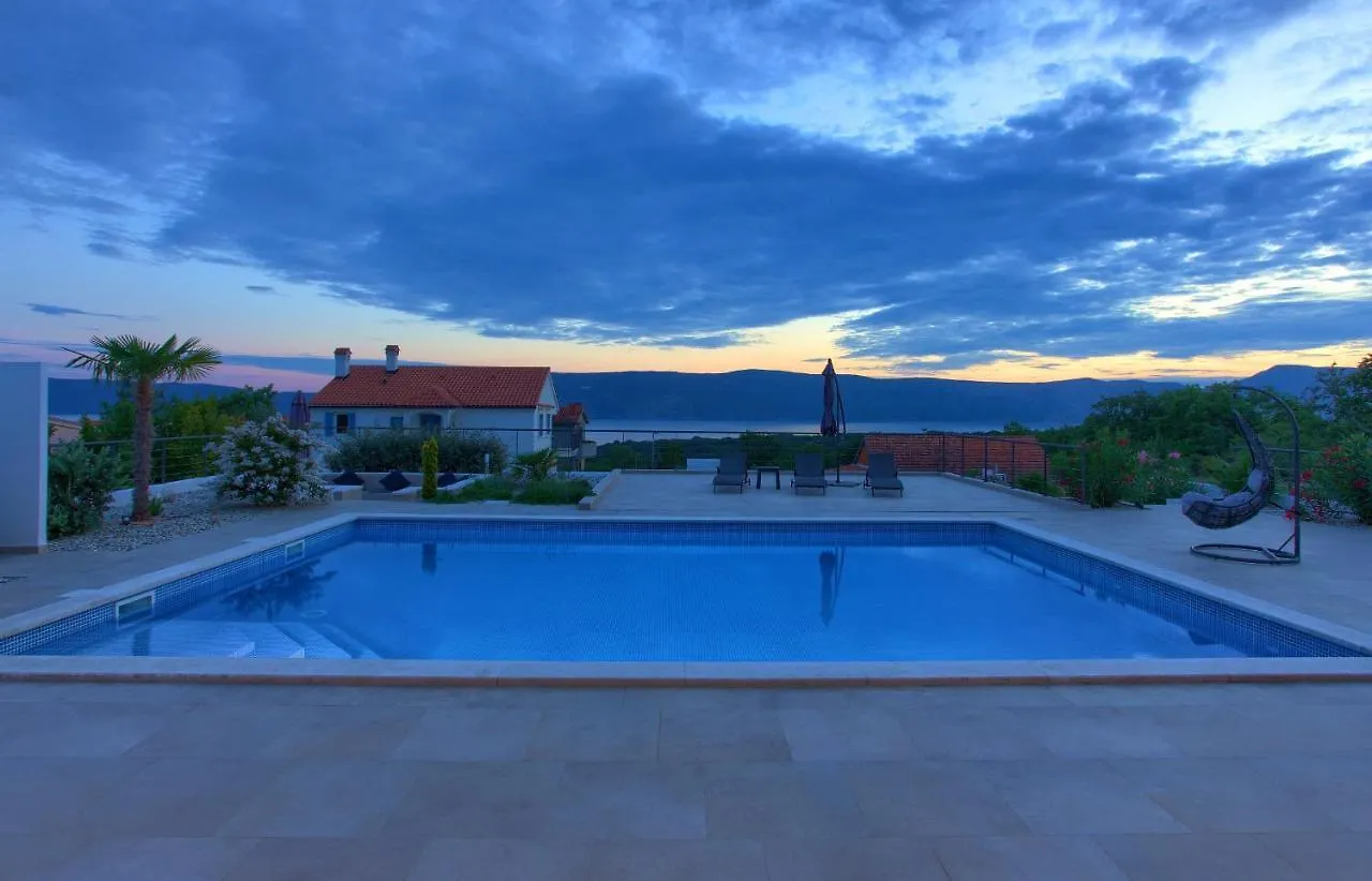Villa Quadra With Heated Pool Pinezići