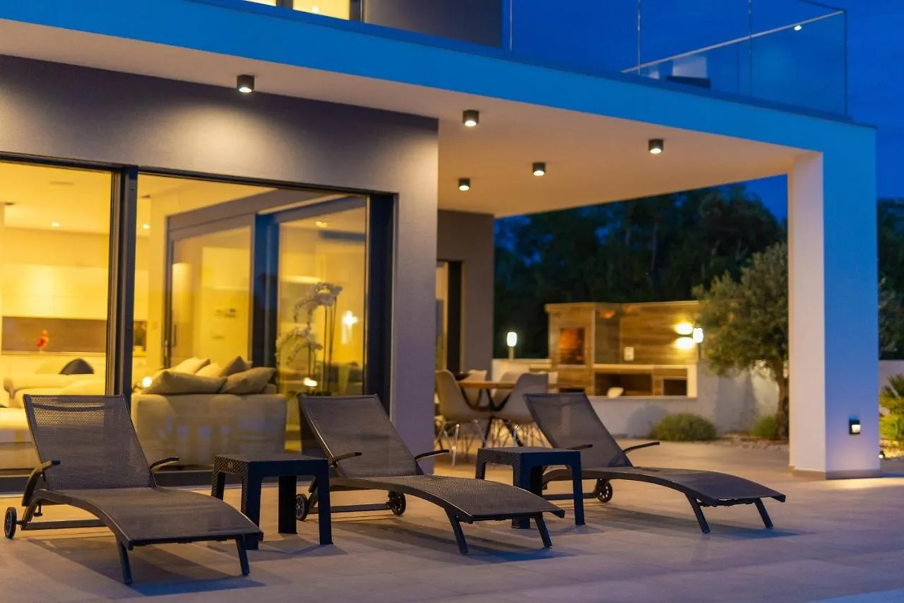 Villa Quadra With Heated Pool Pinezići
