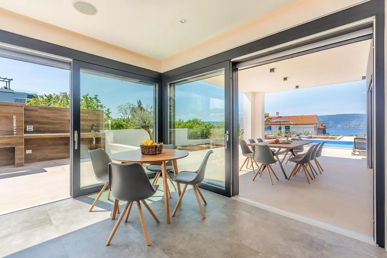 Villa Quadra With Heated Pool Pinezići